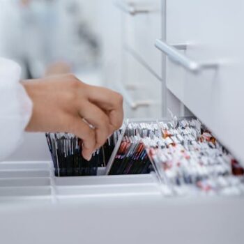 pexels-tima-miroshnichenko-9574405 Qual médico procurar para tratar Osteomielite?